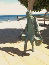 Arinaga Man - this statue is close to the apartment for rent in Gran Canaria