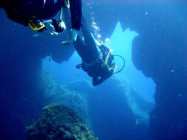 diving site Arinaga with volcanic arch