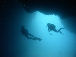 Duikers dalen af in de canyon Catedral, een van de betere duikplekken in Gran Canaria