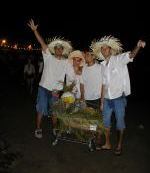tijdens het jaarlijkse feest in september, verkleed iedereen zich als een traditionele visser met hoed van stroo, wit t-shirt en spijkerbroek.
