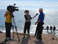 Canarias 2 TV film Eduardo vera as divers enter the water in El Cabrón, Gran Canaria