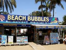 Välbekanta livsmedel och drycker i en avslappnad atmosfär är typiskt för många barer kanariska beach