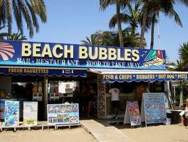 Mangiare in famiglia e bevande all`aperto in un`ambiente rilassatoè tipico di molti bar delle spiagge canarie.