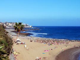 La playa baja de arena de San Agustín es mejor para tomar el sol