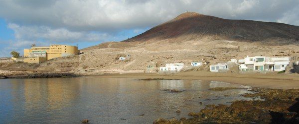 De baai van Cabrón wordt afgeschermd van de winden, waardooor het tewater gaan en het aan land komen makkelijk en veilig is